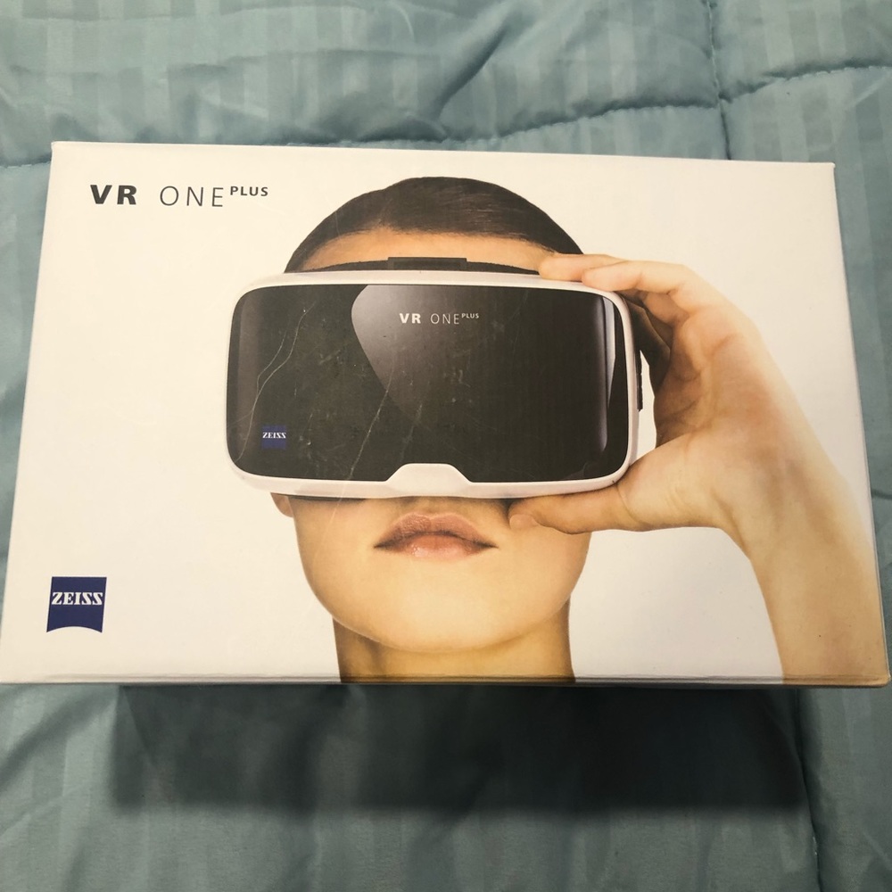 NWOT VR One Plus, Virtual Reality headset, turns your phone into 3D visual